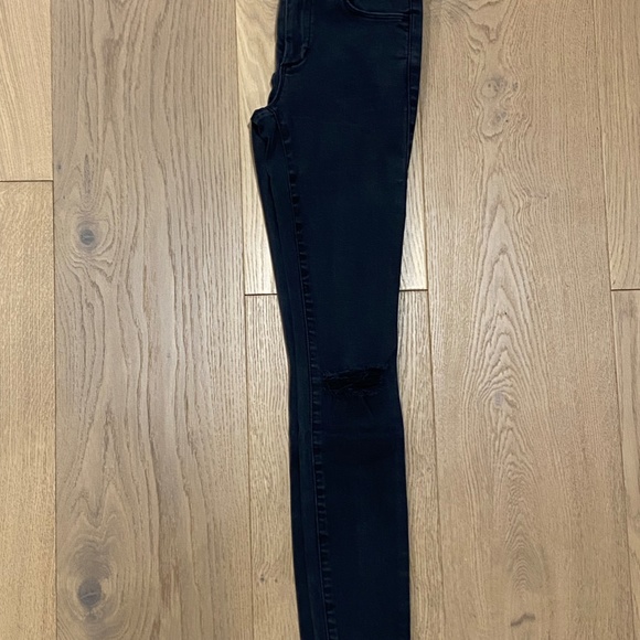 Women's Abercrombie & Fitch Mid Rise Black Skinny Jeans with Distressed Knees - Picture 2 of 6
